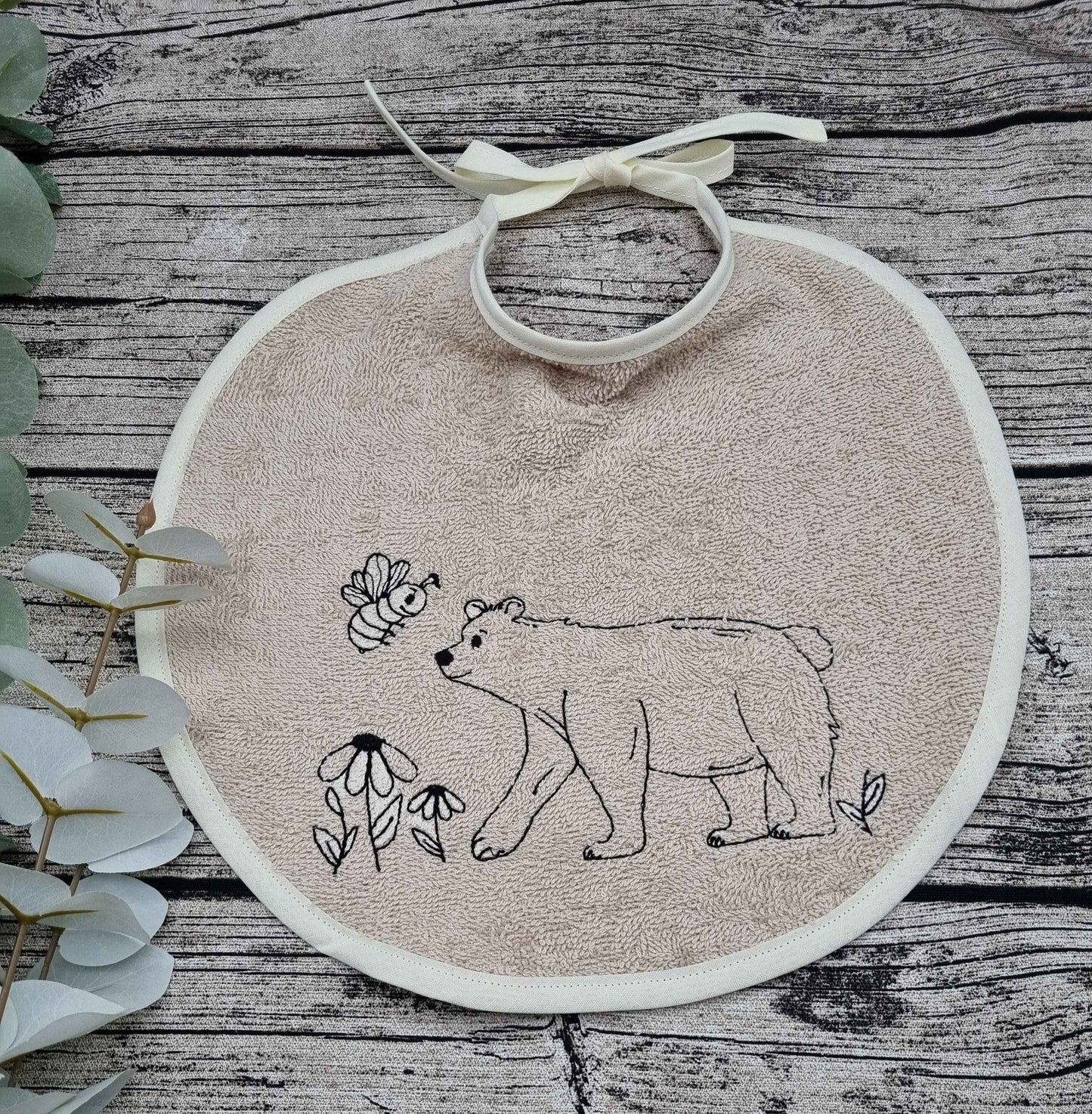 Stickdatei Lineart Bär mit Biene